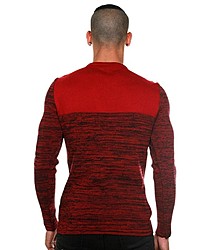 dunkelroter Pullover mit einem Rundhalsausschnitt von CE&CE