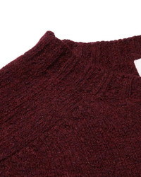 dunkelroter Pullover mit einem Rundhalsausschnitt