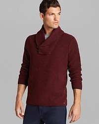 dunkelroter Pullover mit einem Schalkragen