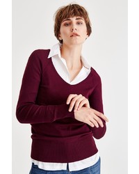 dunkelroter Pullover mit einem V-Ausschnitt von OXXO