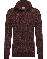 dunkelroter Pullover mit einem zugeknöpften Kragen von Petrol Industries