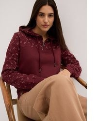 dunkelroter Pullover mit einer Kapuze von bonprix