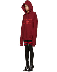 dunkelroter Pullover mit einer Kapuze von Vetements