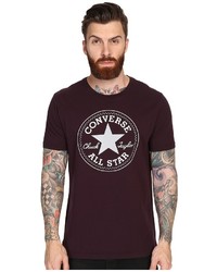 dunkelrotes bedrucktes T-Shirt mit einem Rundhalsausschnitt