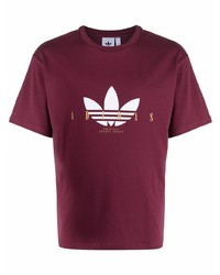 dunkelrotes bedrucktes T-Shirt mit einem Rundhalsausschnitt von adidas