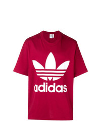 dunkelrotes bedrucktes T-Shirt mit einem Rundhalsausschnitt von adidas