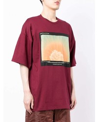 dunkelrotes bedrucktes T-Shirt mit einem Rundhalsausschnitt von Oamc