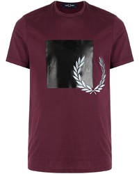 dunkelrotes bedrucktes T-Shirt mit einem Rundhalsausschnitt von Fred Perry