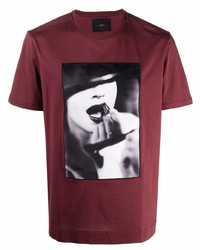 dunkelrotes bedrucktes T-Shirt mit einem Rundhalsausschnitt von Limitato
