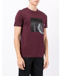 dunkelrotes bedrucktes T-Shirt mit einem Rundhalsausschnitt von Fred Perry