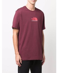 dunkelrotes bedrucktes T-Shirt mit einem Rundhalsausschnitt von The North Face