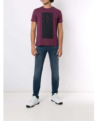 dunkelrotes bedrucktes T-Shirt mit einem Rundhalsausschnitt von Armani Exchange