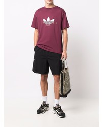 dunkelrotes bedrucktes T-Shirt mit einem Rundhalsausschnitt von adidas