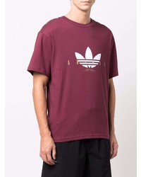 dunkelrotes bedrucktes T-Shirt mit einem Rundhalsausschnitt von adidas