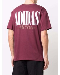 dunkelrotes bedrucktes T-Shirt mit einem Rundhalsausschnitt von adidas