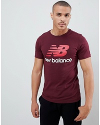 dunkelrotes bedrucktes T-Shirt mit einem Rundhalsausschnitt von New Balance