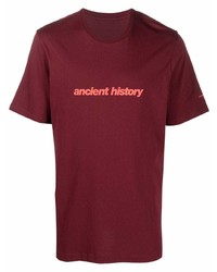 dunkelrotes bedrucktes T-Shirt mit einem Rundhalsausschnitt von Oamc