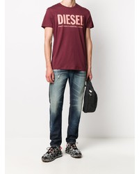 dunkelrotes bedrucktes T-Shirt mit einem Rundhalsausschnitt von Diesel