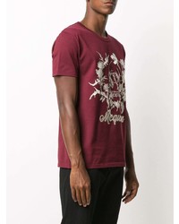 dunkelrotes bedrucktes T-Shirt mit einem Rundhalsausschnitt von Alexander McQueen