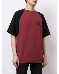 dunkelrotes bedrucktes T-Shirt mit einem Rundhalsausschnitt von Raf Simons