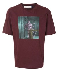 dunkelrotes bedrucktes T-Shirt mit einem Rundhalsausschnitt von Undercover