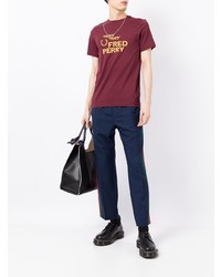 dunkelrotes bedrucktes T-Shirt mit einem Rundhalsausschnitt von Fred Perry