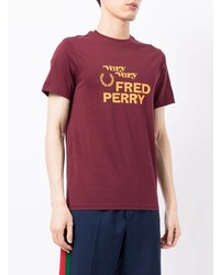 dunkelrotes bedrucktes T-Shirt mit einem Rundhalsausschnitt von Fred Perry