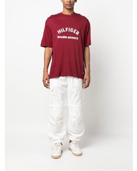 dunkelrotes bedrucktes T-Shirt mit einem Rundhalsausschnitt von Tommy Hilfiger