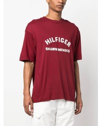 dunkelrotes bedrucktes T-Shirt mit einem Rundhalsausschnitt von Tommy Hilfiger