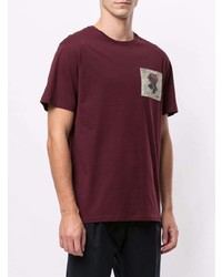 dunkelrotes besticktes T-Shirt mit einem Rundhalsausschnitt von Kent & Curwen