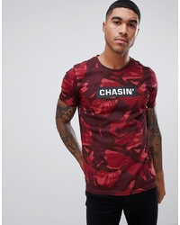 dunkelrotes Camouflage T-Shirt mit einem Rundhalsausschnitt von Chasin'