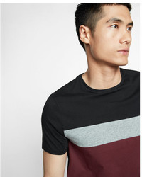 dunkelrotes horizontal gestreiftes T-Shirt mit einem Rundhalsausschnitt