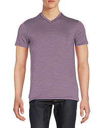 dunkelrotes horizontal gestreiftes T-Shirt mit einem V-Ausschnitt