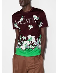 dunkelrotes T-Shirt mit einem Rundhalsausschnitt mit Blumenmuster von Valentino