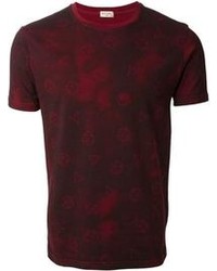 dunkelrotes T-Shirt mit einem Rundhalsausschnitt mit geometrischen Mustern