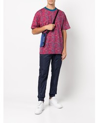 dunkelrotes T-Shirt mit einem Rundhalsausschnitt mit Paisley-Muster von Nike