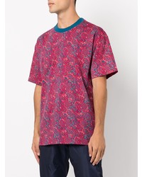 dunkelrotes T-Shirt mit einem Rundhalsausschnitt mit Paisley-Muster von Nike