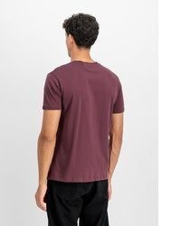 dunkelrotes T-Shirt mit einem Rundhalsausschnitt von Alpha Industries