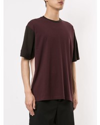 dunkelrotes T-Shirt mit einem Rundhalsausschnitt von Qasimi