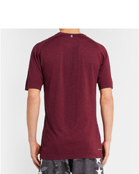 dunkelrotes T-Shirt mit einem Rundhalsausschnitt von Nike