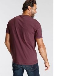 dunkelrotes T-Shirt mit einem Rundhalsausschnitt von mans world