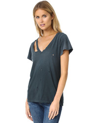 dunkelrotes T-Shirt mit einem V-Ausschnitt von LnA