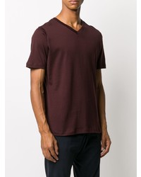 dunkelrotes T-Shirt mit einem V-Ausschnitt von Eleventy