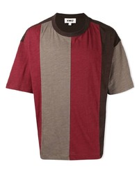 dunkelrotes vertikal gestreiftes T-Shirt mit einem Rundhalsausschnitt
