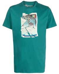 dunkeltürkises bedrucktes T-Shirt mit einem Rundhalsausschnitt von Maharishi
