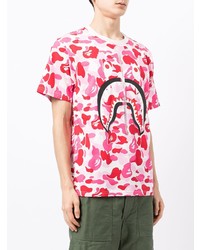 fuchsia Camouflage T-Shirt mit einem Rundhalsausschnitt von A Bathing Ape