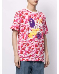 fuchsia Camouflage T-Shirt mit einem Rundhalsausschnitt von A Bathing Ape