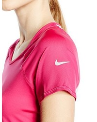 fuchsia T-Shirt mit einem Rundhalsausschnitt von Nike
