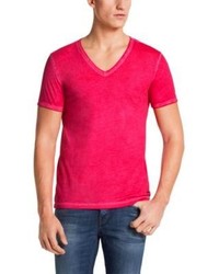 fuchsia T-Shirt mit einem V-Ausschnitt