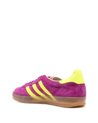 fuchsia Wildleder niedrige Sneakers von adidas